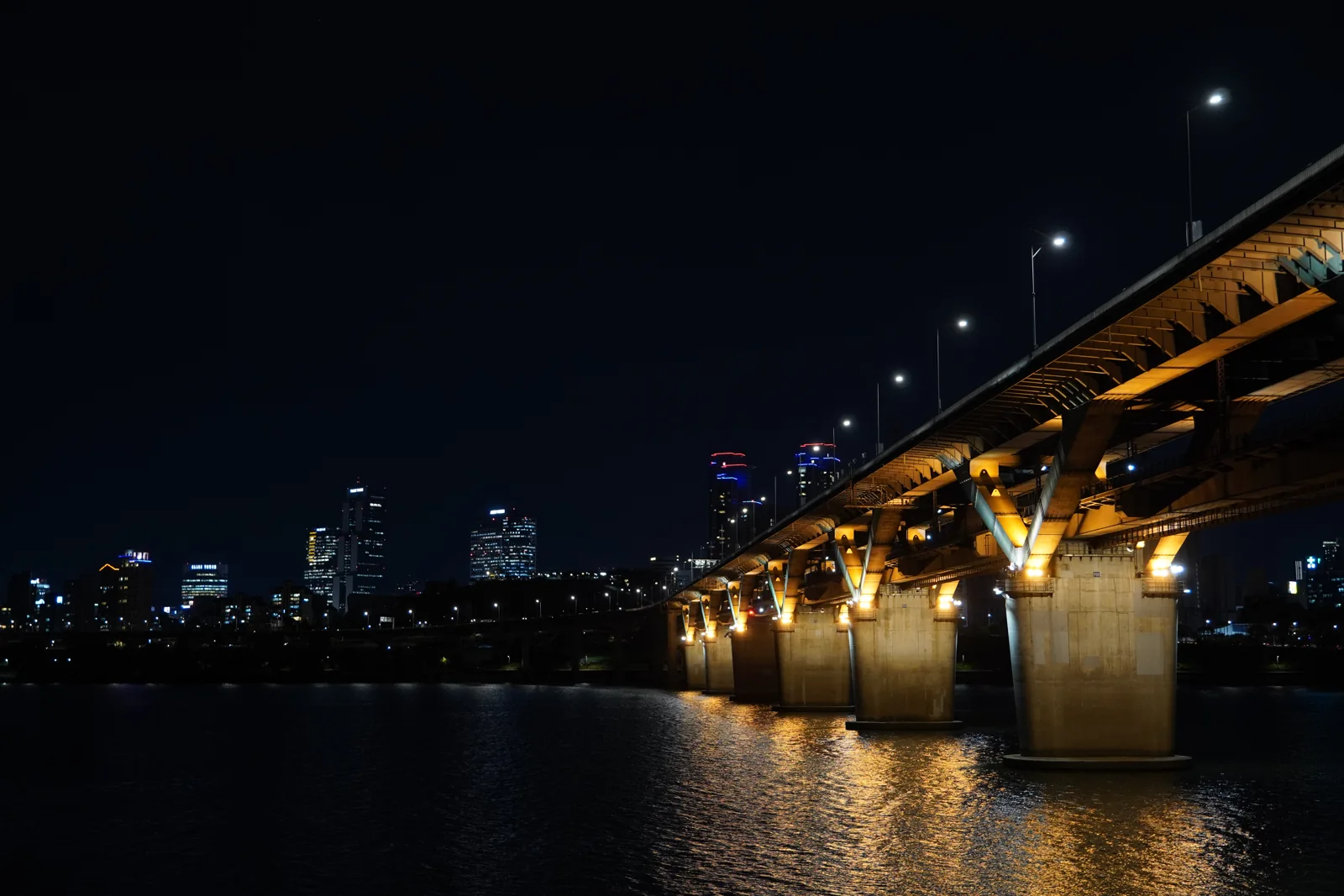 A night by the Han River